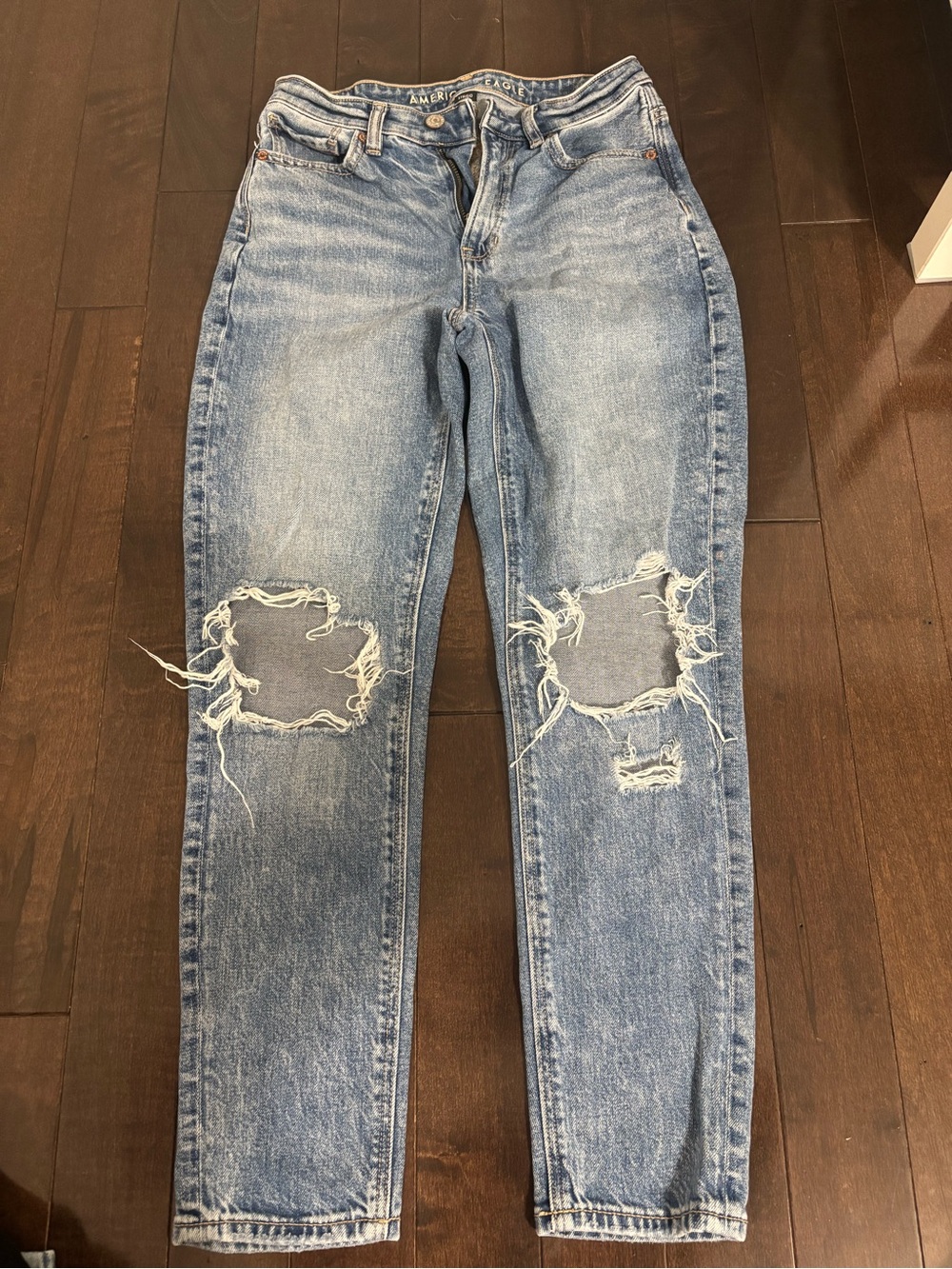 American Eagle women’s Light Blue Distressed Knee Ripped Jeans